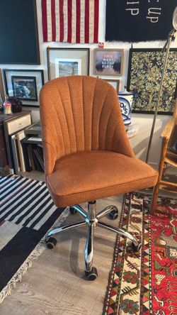 Rolling desk chair