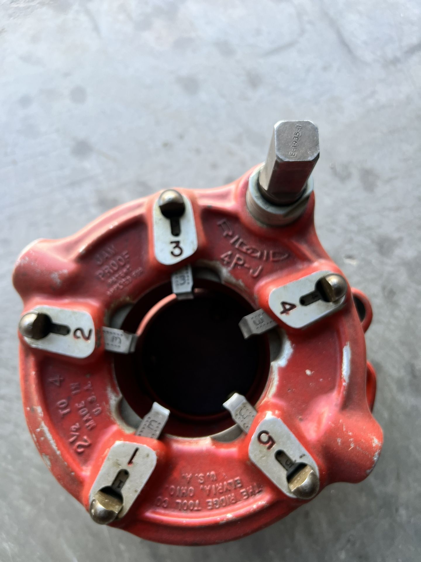 RIGID 4-P The receding geared threader is designed to thread 2½" to 4" pipes