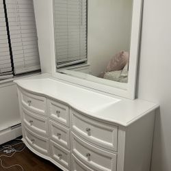 Beautiful Dresser With Mirror 