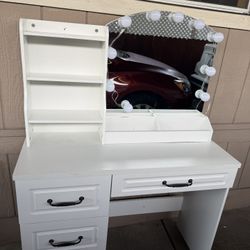 Vanity With Drawers 