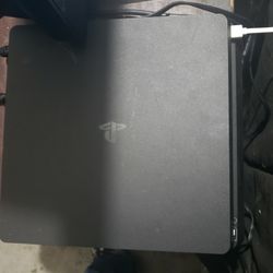 SONY PS4 w/4 Controllers +3 Games