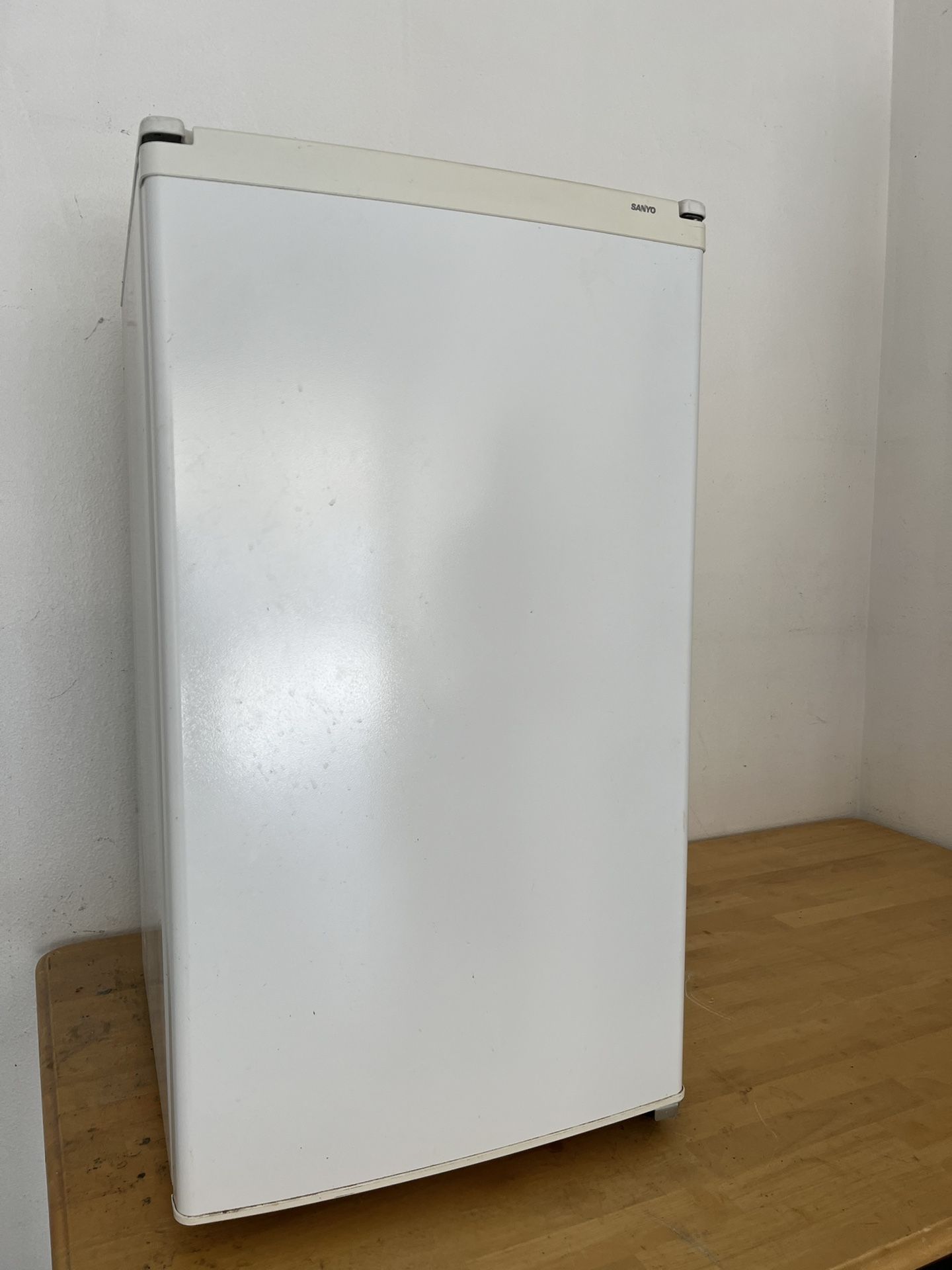 Sanyo Small Free Standing Refrigerator