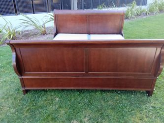 It's solid bed very well crafted the labels on the bed I'll get it tomorrow
