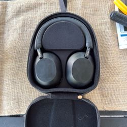 *BRAND NEW* SONY XM5 WIRELESS HEADPHONES