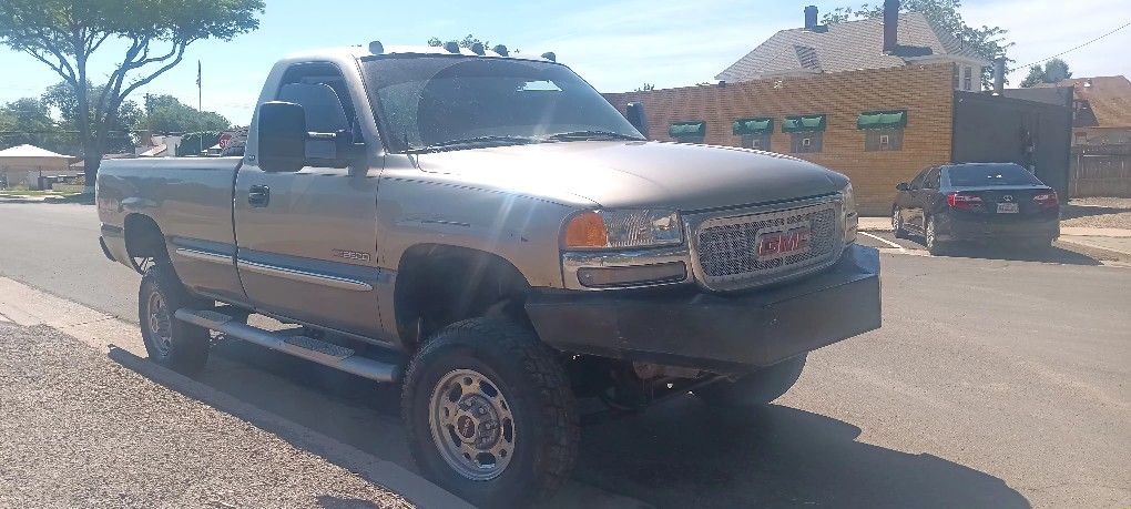 2500 GMC SIERRA 4X4 LOWER MILES