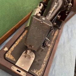 Antique-Singer-Sewing-Machine-In-Case