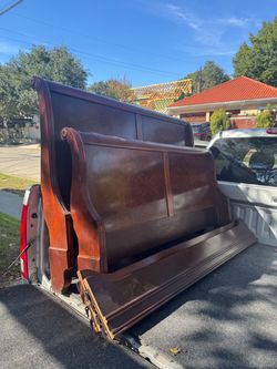 BEAUTIFUL QUEEN SLEIGH BED