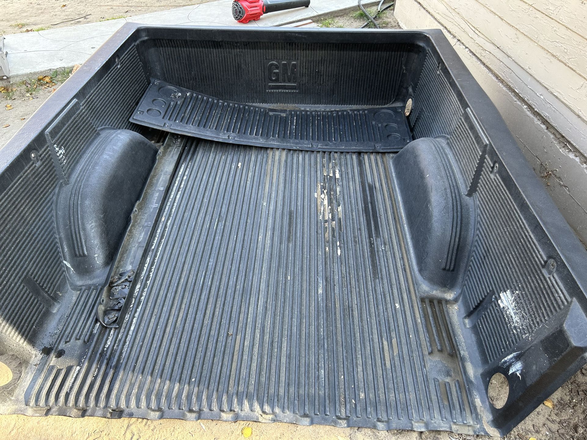 Bedliner For A 2005 Chevy Silverado Have All The Parts That Screws The Goes With It