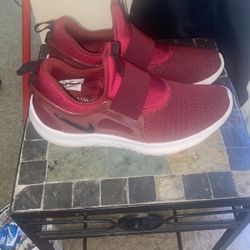 NIKES SIZE 7