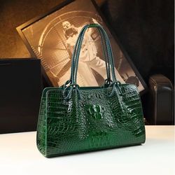 Large-capacity genuine leather tote bag, designed for middle-aged mothers, versatile and eye-catching