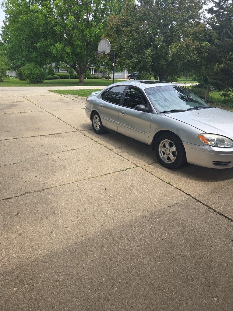 2004 Ford Taurus