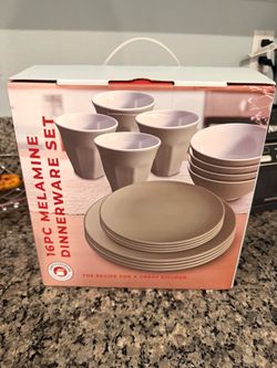 Chef's Counter 16-Piece Melamine Dinnerware Set