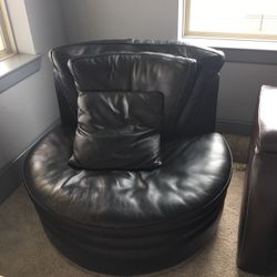 Star Furniture Black Cushioned 2 Person Swivel Chair