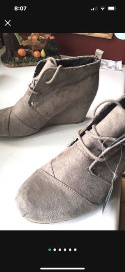 NEW Woman’s Size 7 Faded Glory Casual Shoes. Price tag shows $18.87.Selling for $5. East Dundee. Hundreds of items to look at.