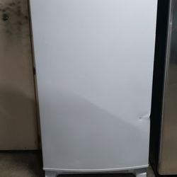 UPRIGHT FREEZER 