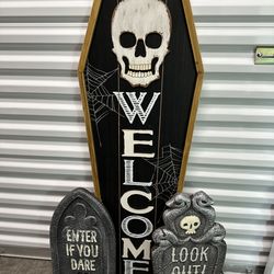 Wooden halloween welcome sign and grave stones