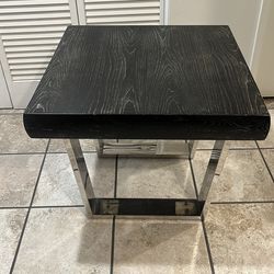 Small coffee table (H: 20in, W/L: 23in x 23in)
