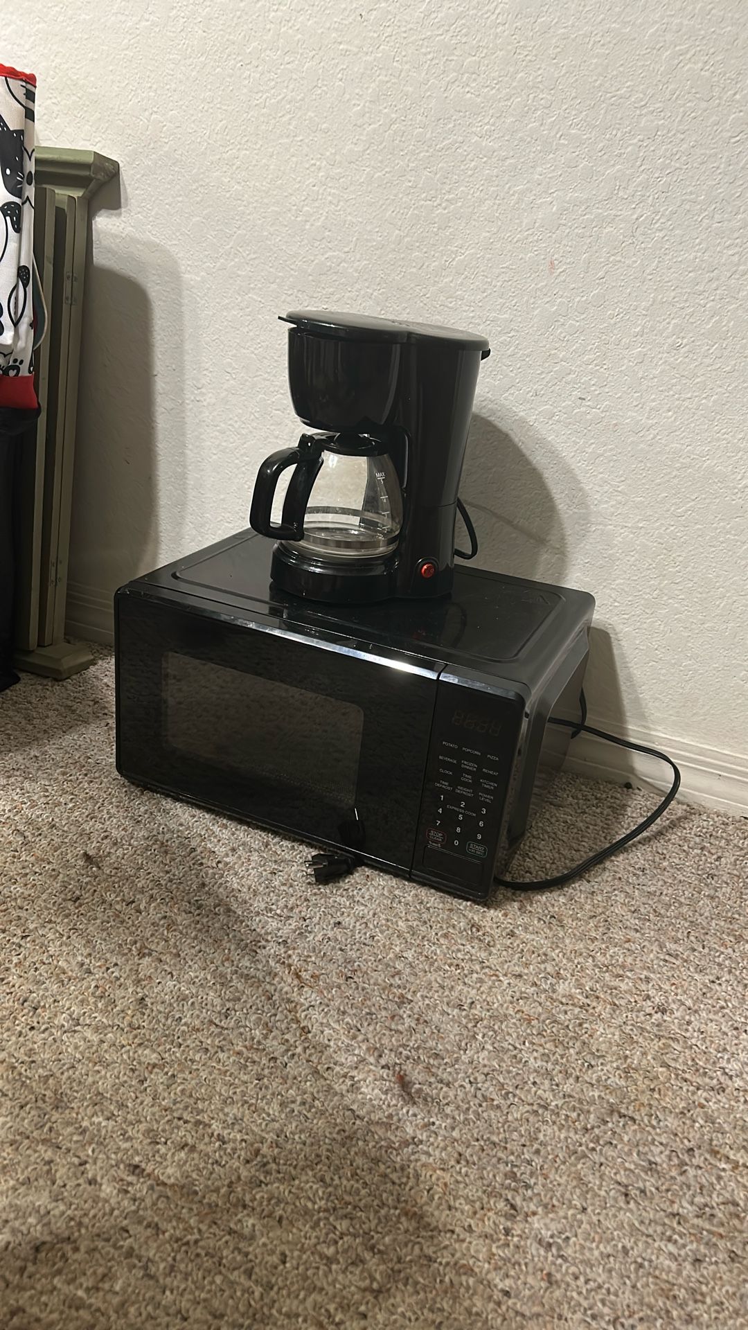 Selling a coffee maker and a microwave 