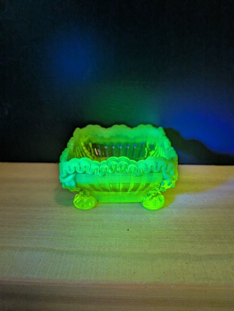Antique Northwood Alaska Patterned Opalescent Uranium Glass Dish 
