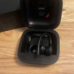 Power beats pro Beats By dre Left Earbud With Charging Case 