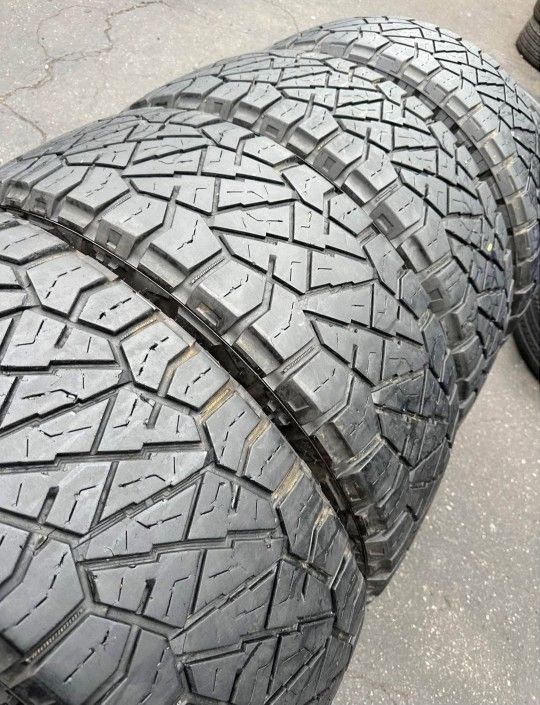 285 70 17 Tires Con 80% De Vida Las 4 De La Marca NITTO 