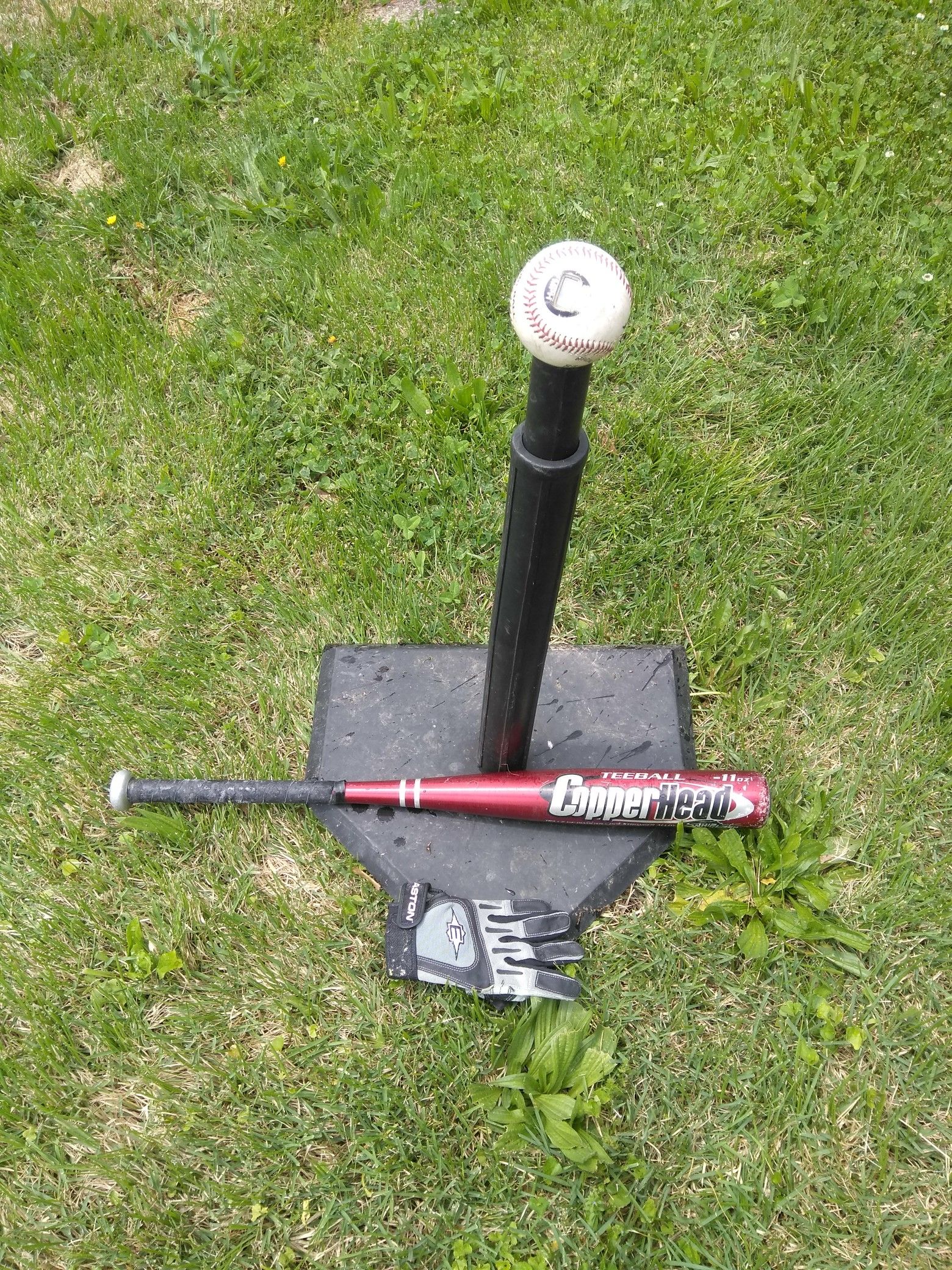 BASEBALL TEE AND TEE-BALL BAT. READ DETAILS