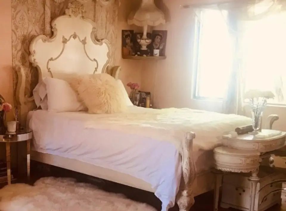 Gorgeous Queen bed shabby chic victorian