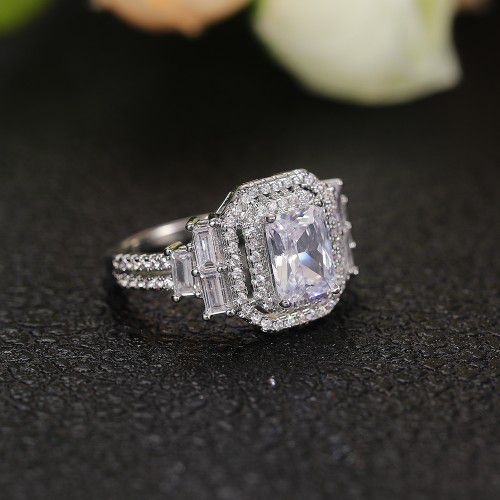 "Radiant Shiny Cubic Zircon Sumptuous Silver Plated Luxury Wedding Rings, L137
