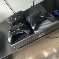 Xbox One W 2 Wireless Controllers And 1 Wired One