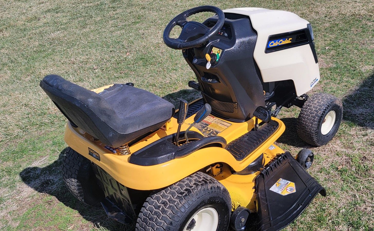 RIDING LAWNMOWER CUB CADET