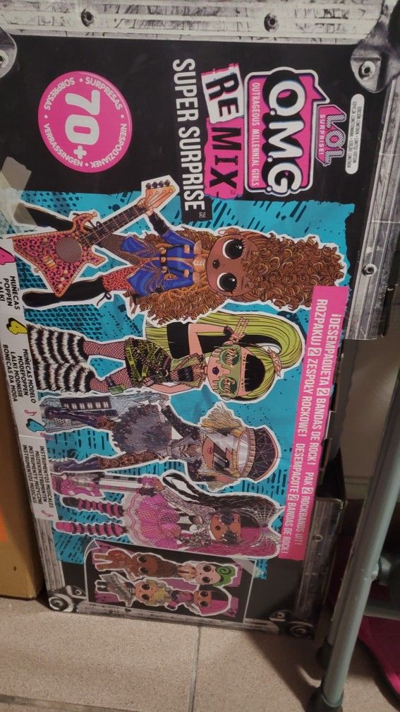 L.O.L. Surprise! O.M.G. Remix Super Surprise – 70+ Surprises, 4 Fashion Dolls & 4 Dolls