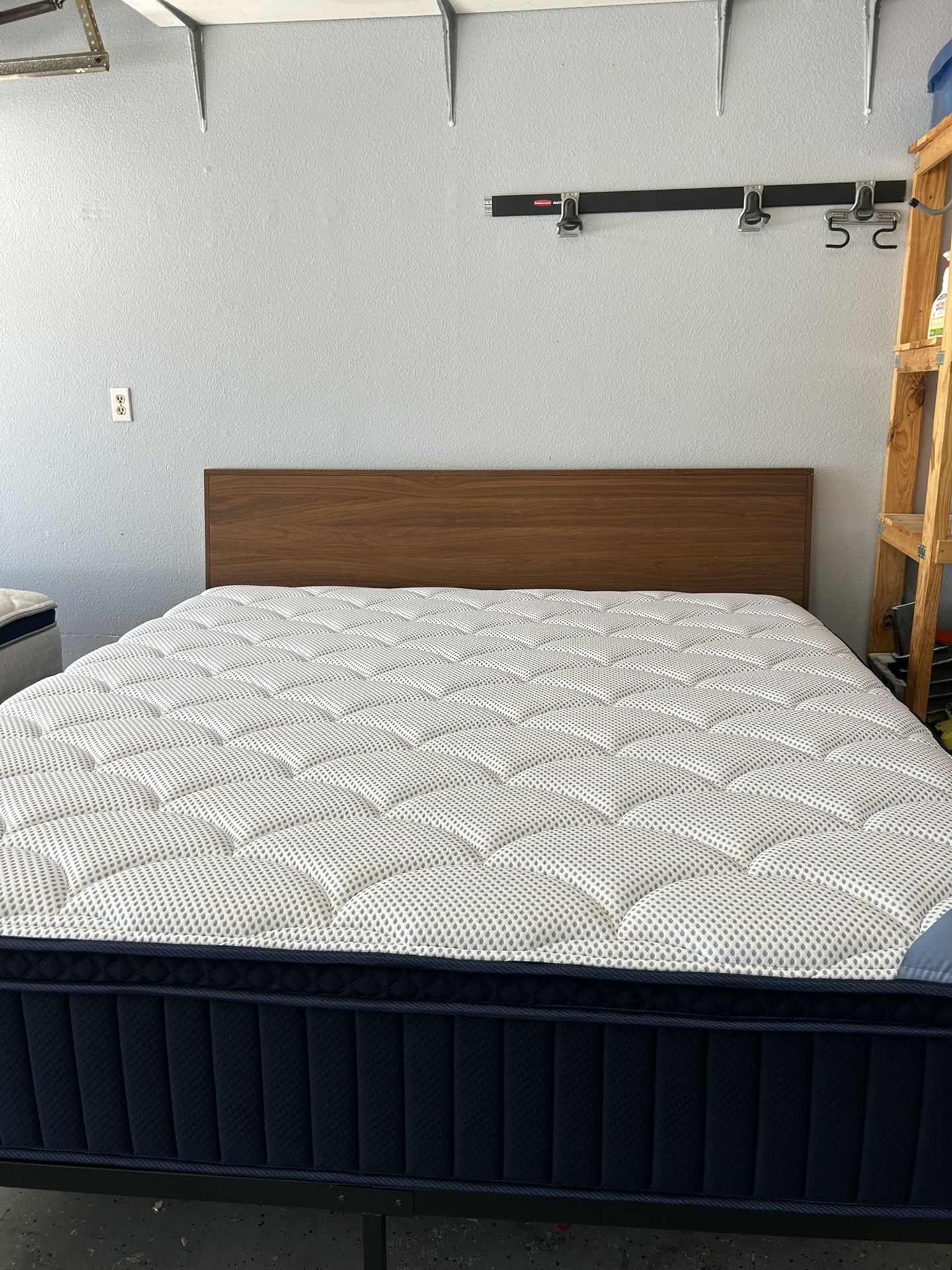 King DreamCloud Premier Memory Foam Mattress In Excellent Condition