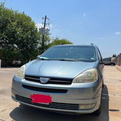 Toyota Sienna 2004 XLE 
Leather seats
Sunroof 
Rear entertainment system 
164k miles 
Clean title
Side auto doors and trunk auto door 
Jbl sound syste