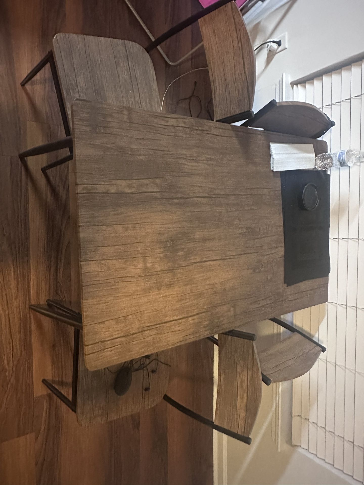 4 Seat Dining Table.. MOVING OUT MUST PICKUP