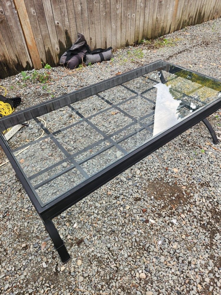 Outdoor patio coffee table metal and glass top good condition
Just a good solid metal glass topped outdoor patio coffee table