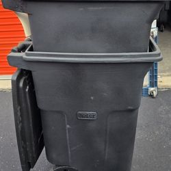 NEW TOTER ROLLING OUTDOOR GARBAGE/TRASH CAN W/LID
