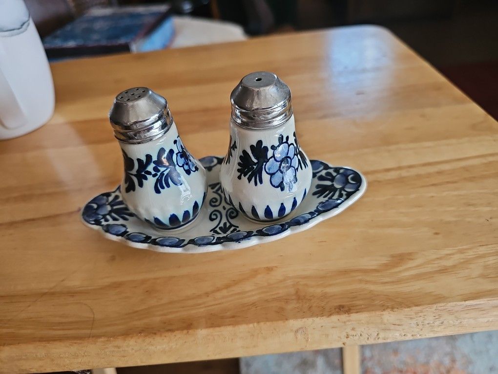 DELFT SALT AND PEPPER SHAKERS WITH TRAY