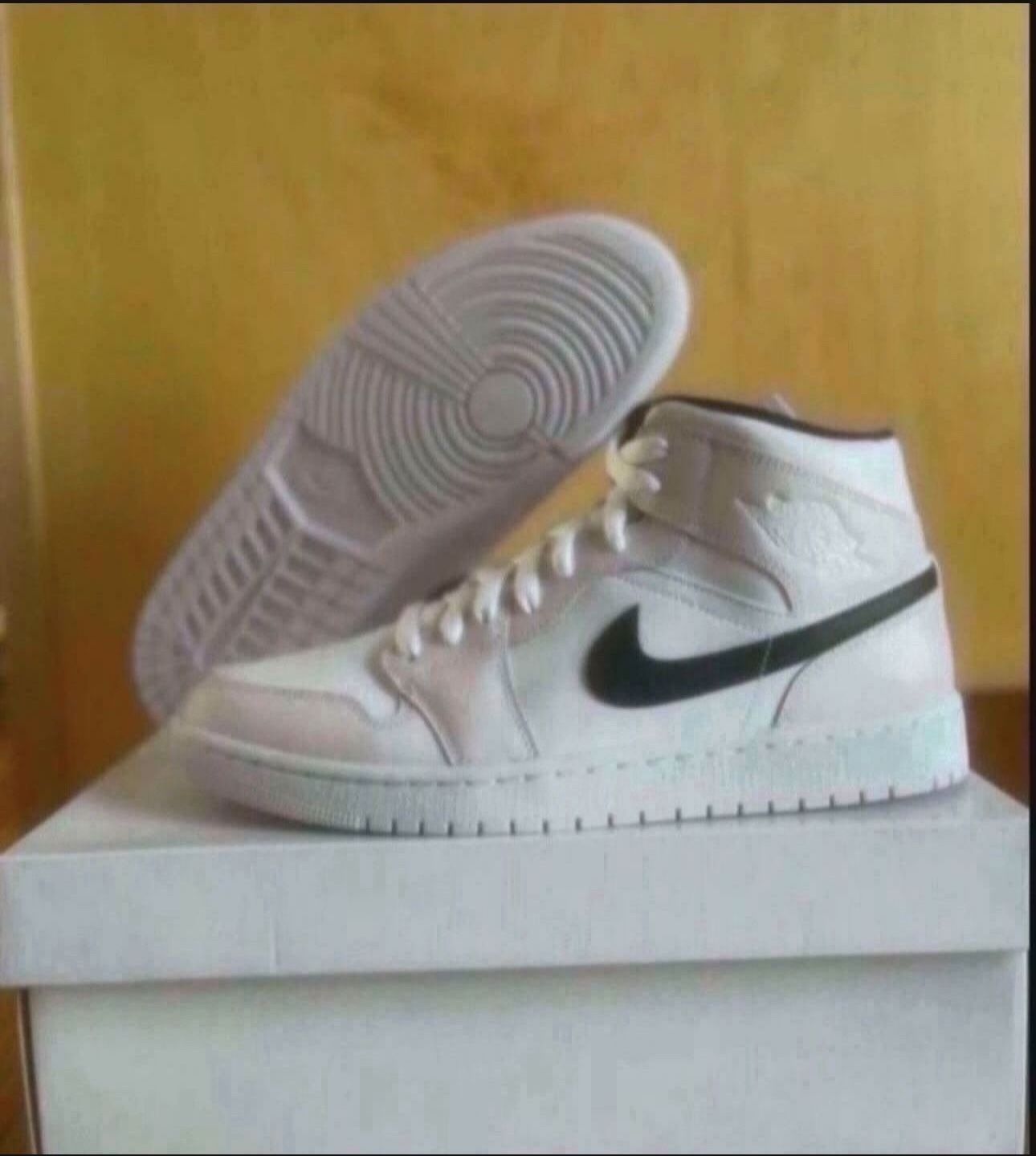 Nike Air Jordan 1 Mid Womens Size 12/ 10.5 Mens Brand New