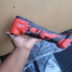MILWAUKEE M18 18V LITHIUM-ION CORDLESS OSCILLATING MULTI-TOOL ( TOOL ONLY )