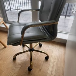 Leather Chair with Padded Arms (Faux leather)