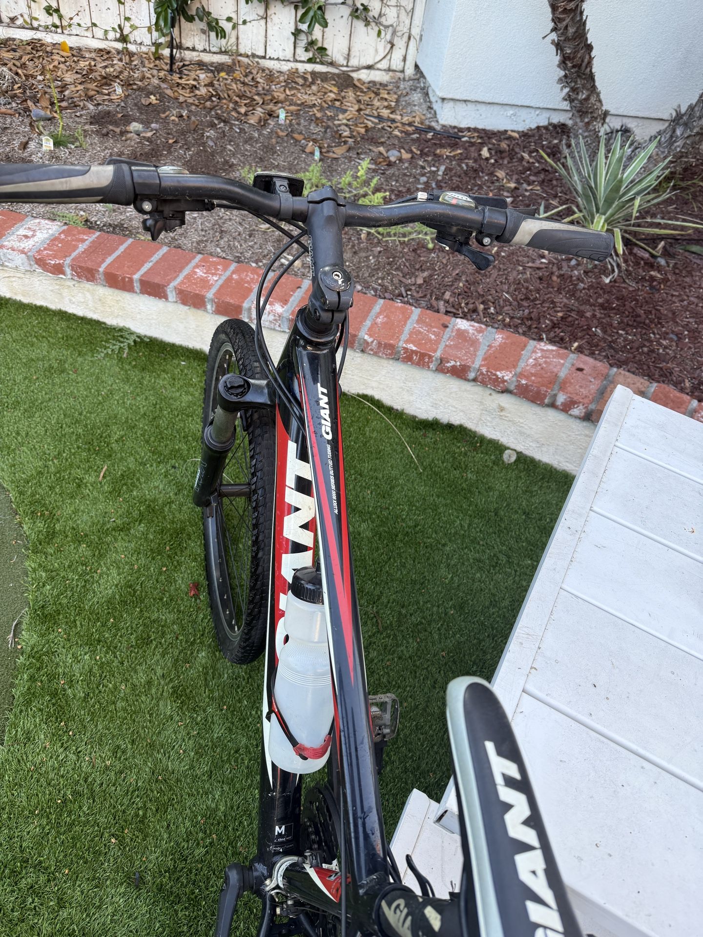 π² Giant Mountain Bike β Black/Red