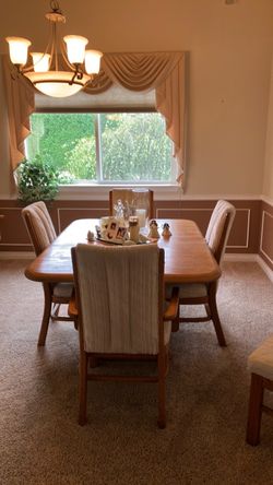Solid Oak Dining Table w/ 2 leafs and 6 chairs