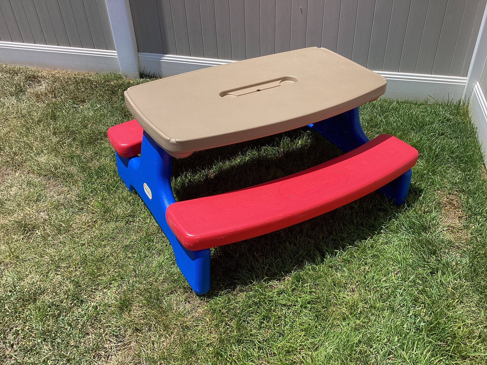 Kids Picnic Table-Little Tikes. (S)