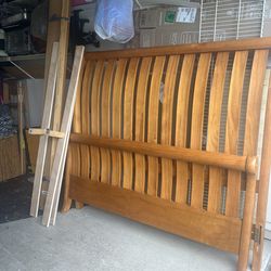 Bed Queen Size Solid Wood 🪵 headboard footboard sides with rails and box spring condition good