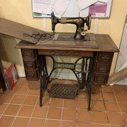 Singer Sewing Machine 