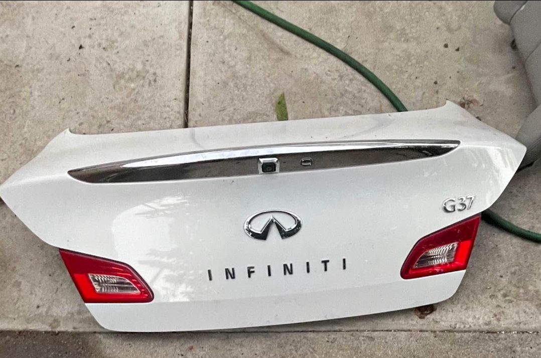 Infiniti G37 Trunk