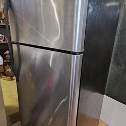 Refrigerator Kenmore Stainless Steel FULL SIZE FRIDGE With Ice Maker