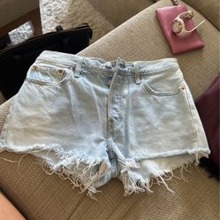 Light Wash Levi Shorts W-28