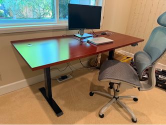 Adjustable standing desk