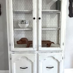 Hutch | Smoke Free | Glass Sides | Glass Shelves